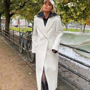 Vit kappa, Angelica Blick x NA-KD - Vit lång superfin kappa till hösten, helt slutsåld på hemsidan. Endast använd fåtal gånger. Nypris 1099kr! Köparen står för frakten! Storlek 38 men passar även 40