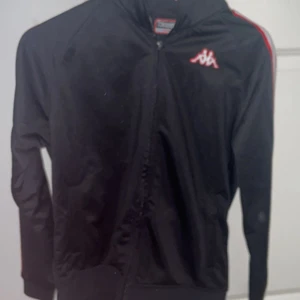 kappa  - säljer min fina kappa tröja. i storlek small.