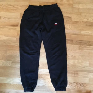 Nike Sweatpants - Storlek S - Marinblå sweatpants i bra skick. Säljer pga. att de är för små. Frakt ingår i priset.