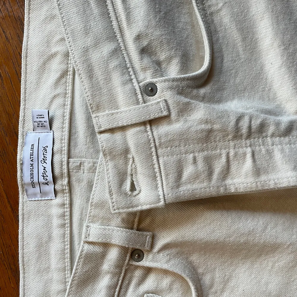 Jättefina vita jeans från & other stories med liten slits nertill. Aldrig använda då de inte passade mig! . Jeans & Byxor.