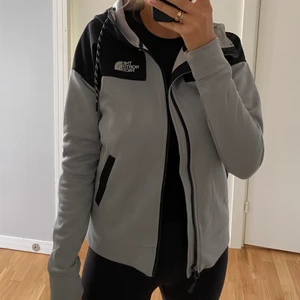 North face  - Tröja från the north face och kostat runt 1000kr, kom med bud:)