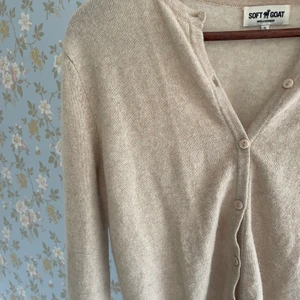 Soft Goat kofta - En jättefin kashmir kofta från Soft Goat! Endast använd ett fåtal gånger, så i gott skick