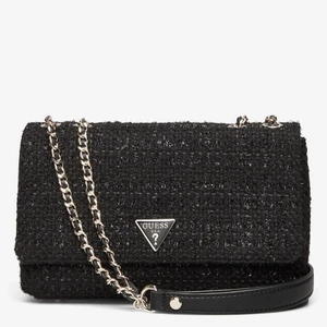 Guess Cessily Convertible xBody Flap - Väska från Guess som är använd knappt 3 gånger. Superfin med två kedjor som går över axeln. Nypris 1500kr - mitt pris 800kr! Frakt tillkommer 😇 DM för fler bilder 🤍