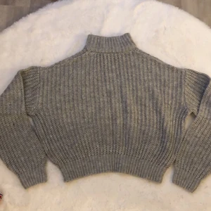 hm polotröja strl M/S - säljer denna jätte mysiga stickade polotröjan som är lite oversized men den passar perfekt nu till höst💕