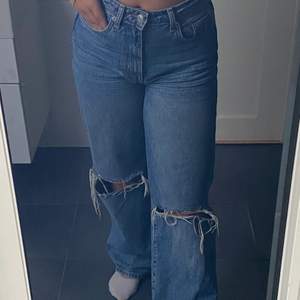 Säljer mina skit snygga blåa jeans med hål på knäna! De  kommer tyvärr inte till användning då jag har liknande och dessa är lite långa för mig. Använda fåtal gånger! Frakt tillkommer