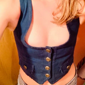 Jeans-väst  - Mörk turkos Jeans väst som är lik en korsett-topp på S och kanske normal men tajt väst på XS!  (Passar nog bara på någon med A kupa)