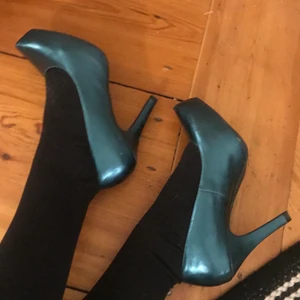 Klackskor 37 - Säljer dessa underbara klackar! Storlek 37 i turkos speglande färg! 