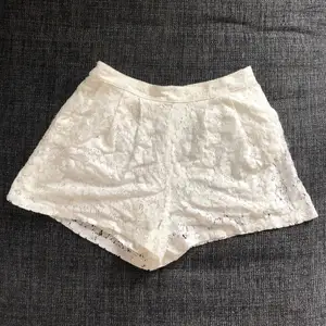 Vita kjolshorts från hollister med spets.