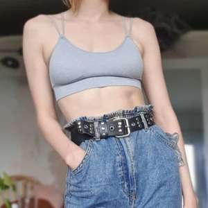 Ribbad topp - Ribbad grå topp/bh. Bekväm. Avklippt lapp men storlek s. Fin rygg:) kommer även att sälja skärpet på bilden!