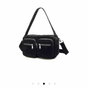 Noella bag - 💗INTESSEKOLL💗 nu lägger jag ut min svarta noella bag som är köpt på miinto för 1232 kr. Ändats lite använd och är därmed fortfarande i bra skick! Köpte väskan för ungefär ett år sedan! Skriv till mig för mer bilder💗✨ buda i komentarerna! (många intresserade så startar jag butgivning)