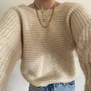 Beige stickad tröja - Säljer jättefin stickad tröja som jag köpte på mango får några år sedan. Tröjan har en fin öppning i ryggen och är sparsamt använd. Är många intresserade startar jag budgivning annars är det bara att skriva för fler bilder💞