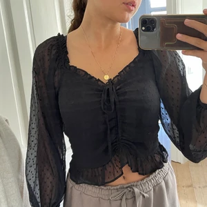 Fest topp!  - Super fin , använd en gång !  Spårbar frakt kostar 66kr och är upp till ett kilo så ett tips är att köpa mer än en tröja !