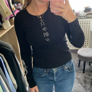 Tröja  - Så najs topp från weekday men kines tecken. På armarna är det en drake som ni ser på andra bilden❤️