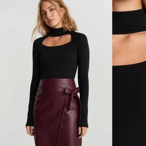 Svart topp - Svart topp med hål på bröstkorgen i storlek S🤍🤍 helt oanvänd och lappen sitter kvar🤍🤍