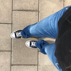 Bootcut jeans - Säljer dessa svinsnygga low rise bootcutjeans!! De kommer från Tommy Hilfiger och är i storleken 28/32 men jag skulle säga att de passar mer som 25/26/27. Det är en lite mörkare tvätt som kommer passa perfekt till hösten! ❤️🍁🥰✨ Kan leverera om köparen står för frakten💋