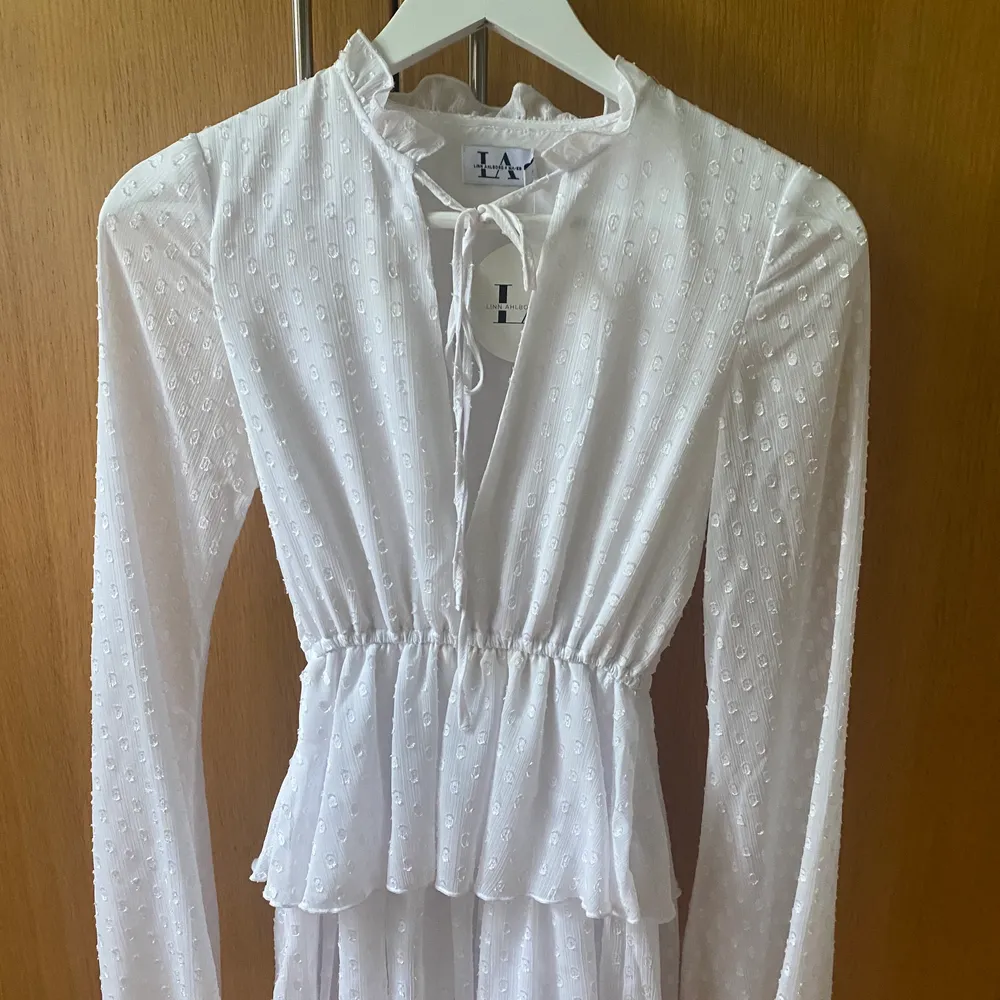 Superfin vit klänning som Linn Ahlborg designade för NA-KD för några år sedan. Helt oanvänd i storlek 32. Passar XXS/XS.. Klänningar.
