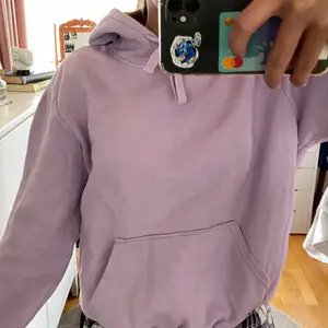 Fin lila hoodie köpt på hm förra året för runt 200 kr tror jag, säljer då den är för liten för mig💕💕