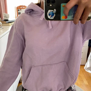 Hoodie - Fin lila hoodie köpt på hm förra året för runt 200 kr tror jag, säljer då den är för liten för mig💕💕