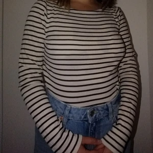 Randig långärmad  - Skön långärmad randig tröja köpt second hand som går att styla på många sätt! Skriv för frågor eller fler bilder:)