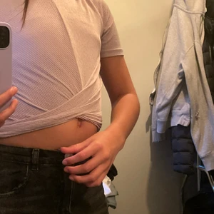 Magtröja/T-shirt - Säljer den fina lila tröja från H&M Divided, tröjan är lite kort men den ska var det, köpte den tröja för 149 kr. Jag har använt den sex sju gånger typ, hoppas ni är intresserade!💜🤍