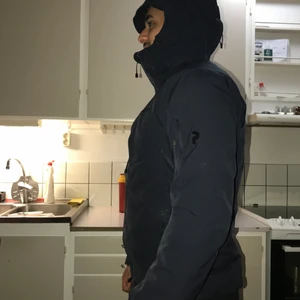 Peak performance storlek M(48-50) - Peak performance marinblå jacka Storlek M(48-50) passar till båda höst och vinter. Ganska fräsch och ny använd endast 2 gånger