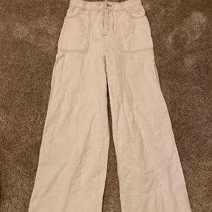 Vida Jeans från Monki - Ett par vita jeans med vida ben från Monki med jättefina sömmar. Tyvärr blivit alldeles för små för mig men de är i väldigt bra skick utan några fläckar alls och de är i storlek 36. Frakten står köparen för och man kan välja leverans alternativ själv. 