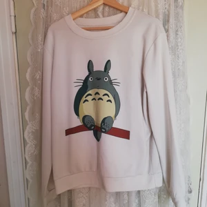 Totoro tröja  - Jättesöt oversize totoro tröja, vet ej vilket märke eller storlek men skulle säga M/L, fick den av en familjevän ☺️ Fråga på om det är något och läs gärna bion innan du hör av dig! 