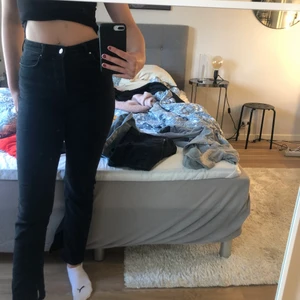 Svarta jeans - Säljer dessa jätte fina svarta jeans med slits på innersidan. Frakt 50kr