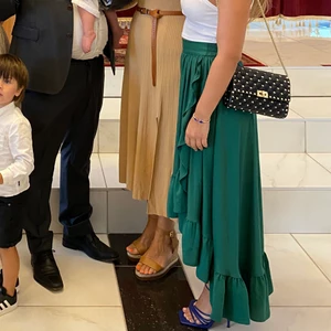 Grön kjol  - Superfin smaragdgrön volangkjol💚 Storlek M men funkar för mig som vanligtvis har XS/ S