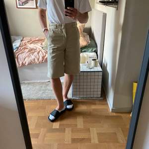 Schyssta shorts från carhartt :) Slutar strax under knäna på mig som är 1,75 lång. 