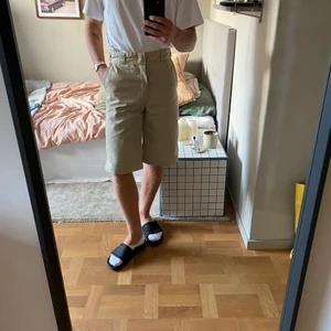 Carhartt shorts - Schyssta shorts från carhartt :) Slutar strax under knäna på mig som är 1,75 lång. 