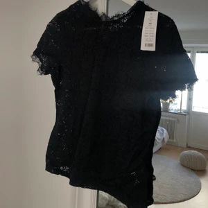 Spetstopp Gina tricot strl. XS - Jättefin topp i spets från Gina tricot i storlek XS, aldrig använd. Prislapp sitter kvar, 199 kr ordinarie pris. Fraktkostnad ingår ej i priset, 