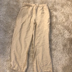Linnebyxor  - Beigha linne byxor. Säljer för att dom är för korta i benen för mig.( frakt 50kr)