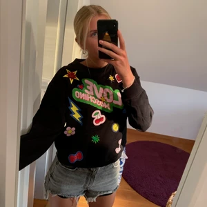 Moschino tröja - Tröjan är i väldigt fint skick och köptes på Jackie, men är slutsåld. Coolt tryck och patches, vilket gör tröjan unik! Nypriset låg på runt 2900kr💙💙. Storleken skulle jag säga är S