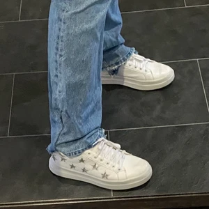 Skor med stjärnor - Säljer dessa coola skorna med stjärnor från zalando, bra skick! (man får med snörena som är på sista bilden som är tillhörande till skorna) budgivningen är + frakt för de som inte kan mötas upp!