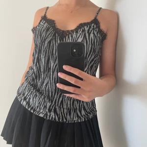 Topp - Zebramönstrat linne med spets!