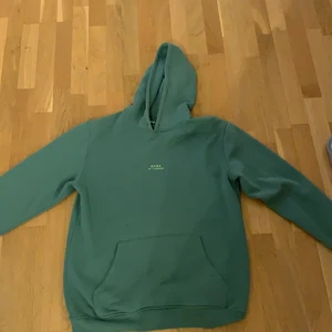 grön hoddie  - En grön hoddie från carlings, typ aldrig använd så i väldigt bra skick 