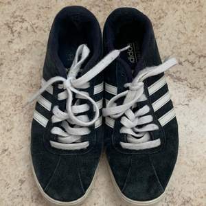 Mörkblåa adidas skor i storlek 38, lite slitna( bild 3)