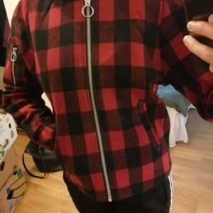 Stel 34 - Flanell jacka med luva oanvänd