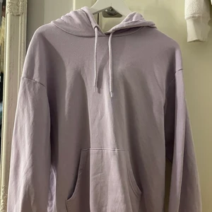 Ljus lila hoodie  - Ljus lila hoodie som dessutom är oversized i bra skick 