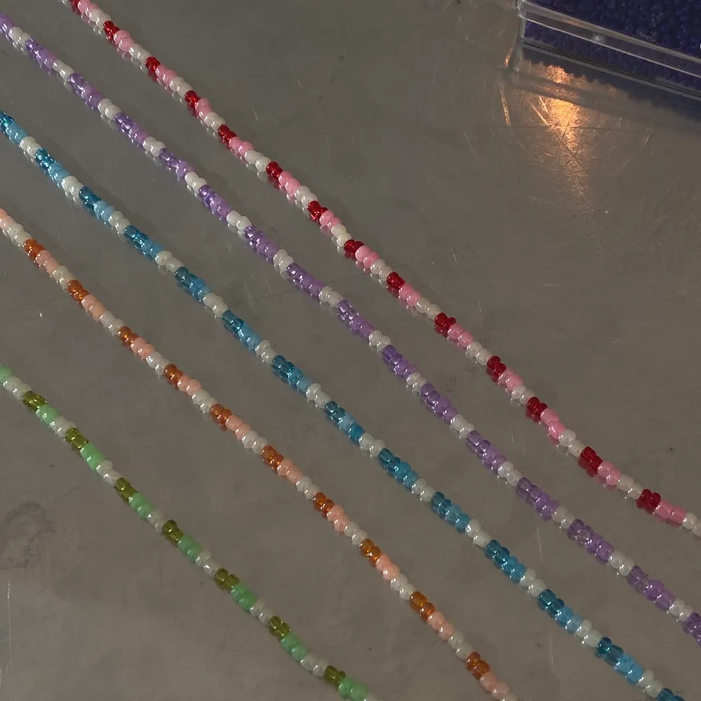 Superfina handgjorda pärlhalsband i olika färger 💙  de är gjorda av elastisk tråd och går att justera i olika storlekar 😚 110kr inkl frakt . Accessoarer.