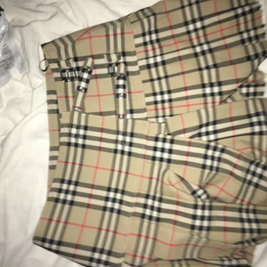 Burberry kjol - Oanvänd pga storlek. Storleken är S men sitter mer som en M