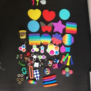 FIDGET TOYS! - Bild ett massa fidget toys. Bild två squishis och stressbollar. Bild tre mochis och monkeynoodles. Hör av er om det är något som intresserar er på bilderna så talar jag om ifall den saken är till salu och i sånna fall hur mycket den kostar!:)