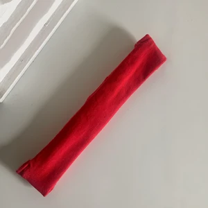 hårband - ett egensytt hårband i röd/korall färg❣️ sista bilden har precis samma färg som hårbandet, frakten är 12kr och skriv gärna om ni vill ha fler bilder!