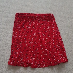 Röd blommig kjol  - Jättefin röd blommig kjol från pretty little thing skönt material💖