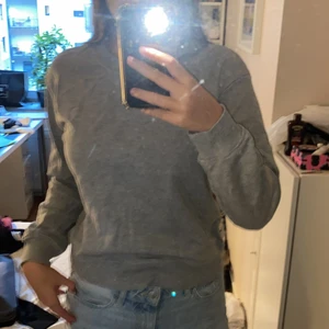 Na-kd grå sweatshirt strl M  - Grå sweatshirt som nästan aldrig har använts och därför säljer jag den. Den är storlek M men fungerar även som en S ❤️