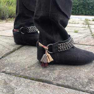 Boots i äkta läder och mocka från Isabel Marant. Väldigt sparsamt använda 💋 nypris runt 4000kr så otroligt bra pris