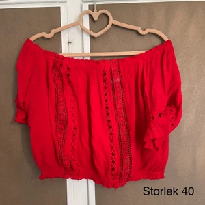 Off shoulder-blus med spets - Mycket bra skick.