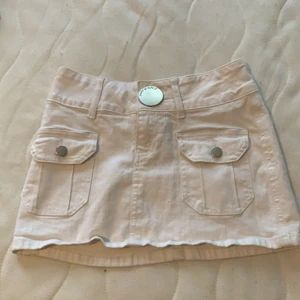 Vit jeanskjol - Snygg vit kjol i märket ZINNIA! Är i nyskick och storlek XS. Den har även två fickor på bägge sidorna. Aldrig använt denna så priset ligger på 80kr + frakt om du inte kan mötas upp i Eskilstuna 🤍🤍🤍