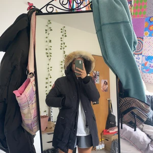 Canada Goose Trillium  - Säljer min mörk blå Canada Goose vinterjacka. Bra skick. Modell Trillium, nypris 9000kr, säljer direkt för 2500kr ellers budgivning. Storlek Xs/s men passar även jag som är M. Den är justerbar! Äkta päls, och värm vinterjacka. Köper står för frakt. Kolla min förra annons på samma jacka för bild på jätte liten slitage. Pm för fler bilder/frågor☺️